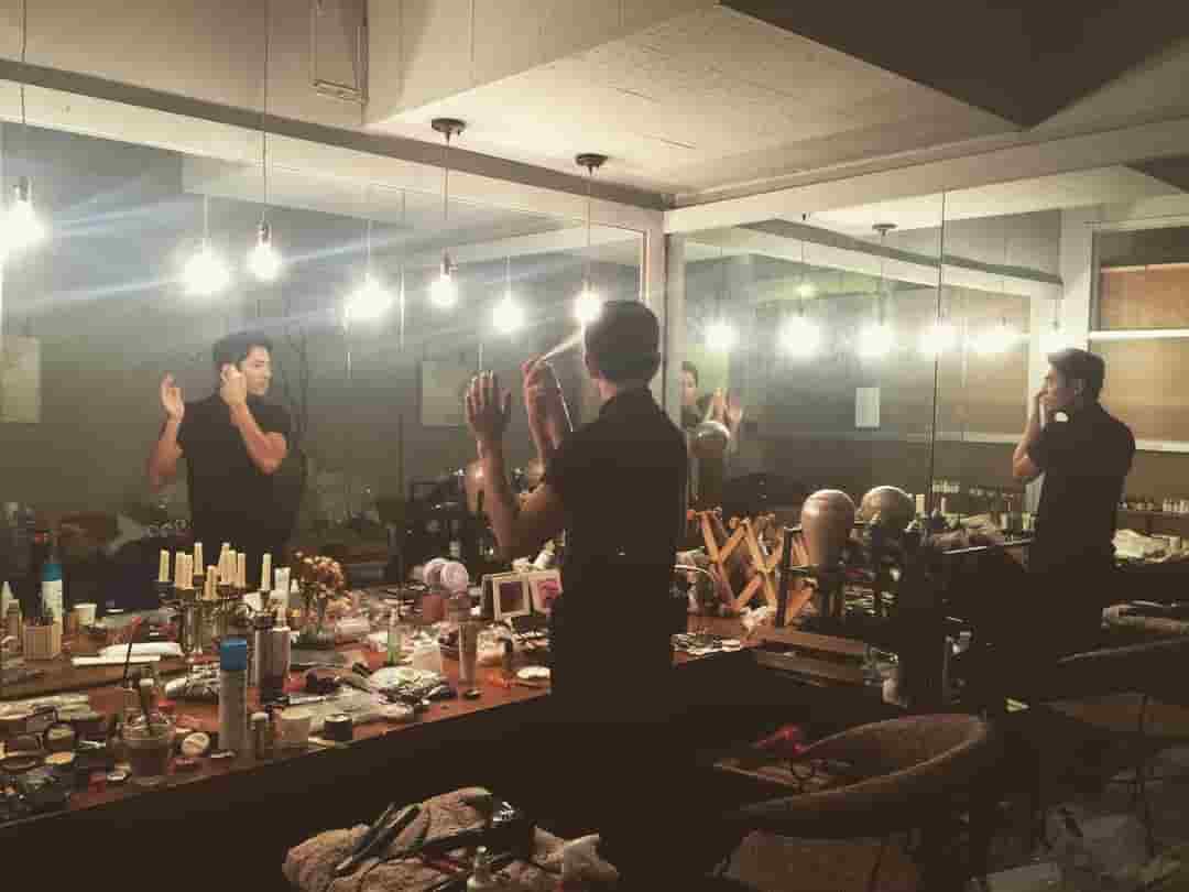 Kim Joo Hun in his makeup room before his shooting.